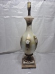VINTAGE - Lindo abajur bojudo em vidro, pintado. Base metal, necessita de fiação. Medindo 20cm de bojo x 65cm de altura.