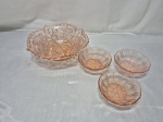 Travessa redonda funda e 3 bowls em vidro, moldado. Medindo a travessa 25cm x 8cm de altura, bowl 13cm x 4cm de altura.