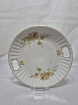 Prato de bolo com alças laterais em porcelana, floral. Medindo 25,5cm de diâmetro.