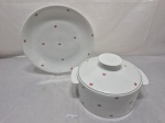 RENNER - Sopeira e prato de bolo em porcelana, frutas. Medindo a sopeira 20,5cm x 10cm de altura, prato 28,5cm de diâmetro.