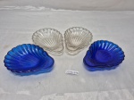 VINTAGE - Lote de 4 petisqueiras na forma de concha em vidro, colorido. Medindo 13cm x 9,5cm. Contém bicados.