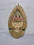 Placa decorativa com máscara Balinês em madeira, policromia. Medindo 36cm x 20cm.