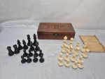 Jogo de 32 peças de xadrex em madeira, resina. Medindo a caixa 22,5cm x 12cm x 5,5cm de altura, peça maior 7,5cm de altura.
