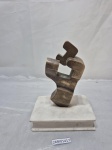 Linda escultura abstrata em Bronze, pedra. Medindo a base 13cm x 9cm x 17cm de altura total . Contém bicados.