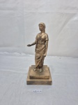 Linda escultura de figura clássica em metal, dourado. Medindo a base 10cm x 10cm x 23cm de altura total.