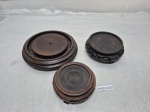 Lote de 3 peanhas redondas em madeira, trabalhado. Medindo a maior 11cm interno x 14,5cm externo.