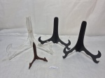 Lote de 4 suportes de pratos para mesa em plástico. Medindo o maior 17cm de altura.