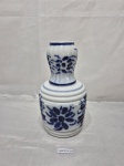 MONTE SIÃO - Linda moringa, jarra com copo em porcelana, azul e branco. Medindo 11,5cm x 22cm de altura.
