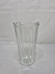 Vaso floreira em vidro, moldado. Medindo 11,5cm x 22cm de altura. Contém bicados.