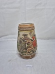 Caneca de cerveja em cerâmica, relevos. Medindo 8cm x 20cm de altura.