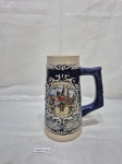 Caneca de cerveja em cerâmica, relevos. Medindo 6,5cm x 7cm de altura.