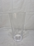 Vaso floreira em vidro, canelado. Medindo 16,5cm x 30cm de altura.