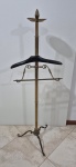 Antigo cabideiro de chão em metal. Medindo 47cm x 142cm de altura.