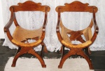 Lote com 2(duas) cadeiras savanarola em madeira maciça com estofamento no estado. Lote a ser retirado no bairro do Pechincha - Jacarepaguá - RJ com agendamento.