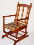 Antiga cadeira de balanço em madeira com belos contornos. Apresenta estofamento rasgado. Lote a ser retirado no bairro do Pechincha - Jacarepaguá - RJ com agendamento.