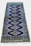 Belíssima passadeira persa de alta qualidade em pura lá de carneiro, ostentando rico e esmerado trabalho. Peça diferenciada e ASSINADA pelo artesão no próprio tapete. Medida 65x182cm.