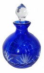Belíssimo perfumeiro com ricos lapidados em maravilhoso tom azul cobalto. Medida 10 cm de altura. Peça em excelente estado.
