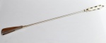 Calçadeira longa em metal cromado de qualidade com cabo em madre-pérola. Medida 60 cm de comprimento. Peça sem uso e na caixa original.