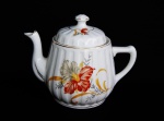 Belo bule de chá em antiga porcelana com florais no entro e filetes de ouro nas bordas. Peça para coleção. Medida 16 cm de altura.