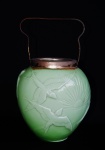 Antigo vaso de vidro opalinado com alças de metal dourado. Medida total com a alça 27 cm de altura.l