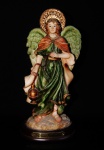 Bela imagem de santo confeccionada em resina com rica policromia e base de madeira. Medida 22 m de altura.