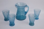 Antiga jarra de água ou refresco acompanhada de 4 (quatro) copos.
