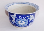 Belo cachepo em porcelana oriental com rica policromia de florais. Medida 20 cm de diâmetro.