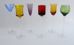 Jogo de 6 (seis) taças de aperitivo com ricos formatos em coloridos vidros double color. Peças sem uso e na caixa original.