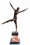 Magnífica escultura art noveau ao gosto Demetre Chiparus, confeccionada em bronze com base em mármore com riqueza de detalhes. Medida total 55 cm de altura.