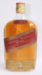 Garrafa antiga de Whisky Johnnie Walker, se apresenta cheia e lacrada.
