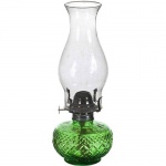 Espetacular lampião de querosene com base em vidro trabalhado tom verde e manga em vidro transparente. Medida 65 cm de altura.