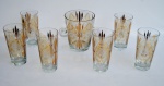 Balde de gelo acompanhado de 6(seis) copos de cristais para whisky, com lapidação de florais e volutas filitadas à ouro. Um dos copos apresenta discretíssimo e imperceptível bicado.