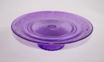 Belíssima fruteira suspensa em vidro prensado com ricos trabalhos e em rico tom violeta. Medida 29 cm de diâmetro.