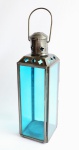 Lanterna indiana de metal com vidro colorido. Medida 22 cm de altura.