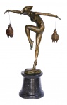 Magnífica escultura em bronze ao melhor estilo arte noveau com base em mármore negro. Medida total 50 cm de altura.