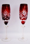 Par de magníficas taças para champanhe ou espumante cor bordeaux apresentando rica lapidações ao estilo dedão. Medida 24 cm