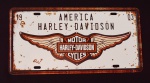 Placa Decorativa HARLEY DAVIDSON com efeito envelhecido confeccionada em metal. Medidas: 31x16 cm.