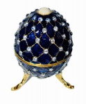 Belo porta-joias com pedras cravejadas e pérola no topo ao melhor estilo Fabergé. Medida 8 cm de altura.