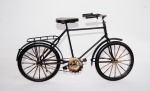 Bicicleta feita de metal e lata representando antiga bicicleta da década de 30' . Medida 17x30cm. Peça sem uso e na caixa original.