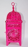 Bela lanterna indiana para vela com ricos vazados em metal patinado de rosa. Medida 26cm de altura.