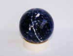 Bela bola de granito azul com rajados brancos. Medida diâmetro 11cm.