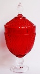 Grande bomboniere em vidro prensado tom vermelho com puxador e pés translúcidos. Medida 32 cm de altura.