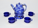Belíssimo conjunto de chá em porcelana composto de grande bule de chá com rechaud e quatro xícaras de chá com seus respectivos pires.