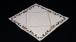 Toalha decorativa para mesa com bordado de coroa e guirlandas em tecido grosso. Medida 70x70cm