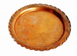 Bandeja em cobre de origem Chilena com gravação de motivos rurais. Medida 23 cm de diâmetro.