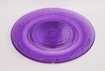 Belíssimo prato de bolo em vidro prensado com ricos relevos em espetacular tom violeta. Medida 29 cm de diâmetro. Peçe sem uso e em excelente estado.