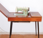 Máquina de costura antiga marca ELGIN modelo Ultramatic com gabinete de madeira com pé palito, motor elétrico, pedal, e vários acessórios. FUNCIONANDO.  Retirada no bairro do Pechincha - Jacarepaguá - RJ, mediante agendamento prévio.