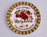 Medalhão decorativo com tema Italiano em porcelana ricamente policromada com motivos de Tomates e Queijo. Medida 27,5 cm de diâmetro.