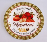 Medalhão decorativo com tema Italiano em porcelana ricamente policromada com motivos de Peperoni. Medida 27,5 cm de diâmetro.