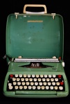 Máquina de escrever portátil, marca Smith-Corona. Funcionando, mas vendida no estado.